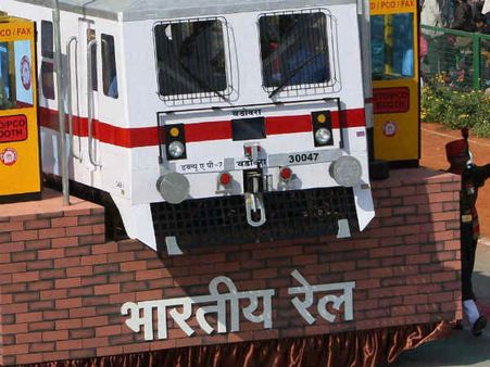 पहले ट्रेन रूकवाई फिर दिया बच्ची को जन्म