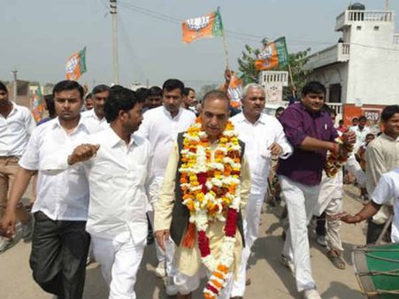 बागपत में भाजपा के प्रत्याशी डा. सत्यपाल सिंह पर हमला