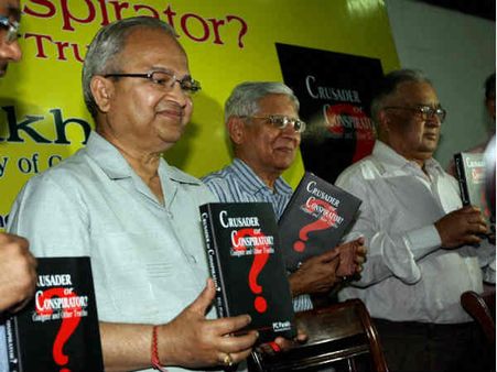 अपनी कमजोरी का रोना रो रहे संजय बारू और पारख