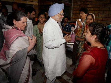 बारू पर बौखलाई मनमोहन सिंह की बेटी, कहा प‍िता की पीठ में भौंका 'अपनों' ने छुरा