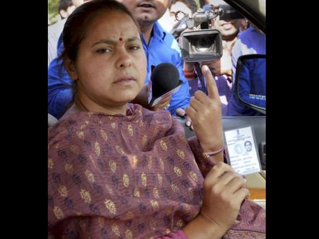 लालू यादव की बड़ी बेटी मीसा भारती से पोलिंग बूथ पर बदसलूकी