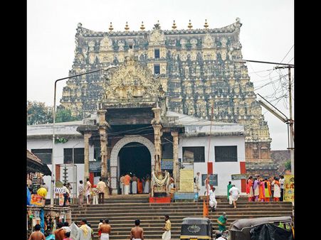 पद्मानाभ मंदिर से 1 लाख करोड़ के खजाने से हो रही है चोरी
