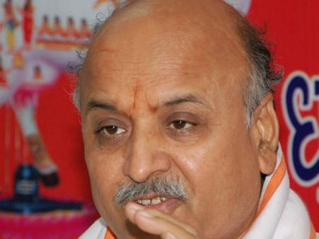 वीएचपी नेता प्रवीण तोगड़िया की कार को ट्रक ने मारी टक्कर, बाल-बाल बचे