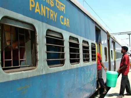 भूखे-प्यासे यात्रियों ने लूटा ट्रेन का पेंट्रीकार