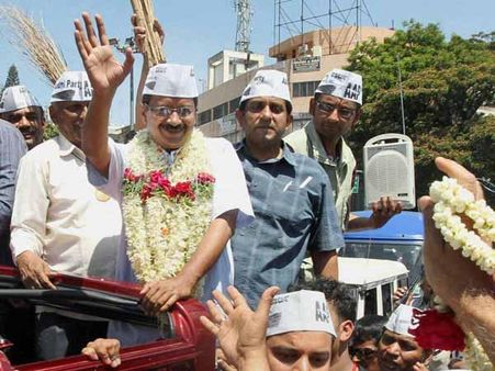 बिस्मिल्लाह खां की दरगाह पर पहुंचे केजरीवाल