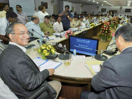 EC खुलासा : निरुपम व मिलिंद देवड़ा ने छपवाई पेड न्यूज़