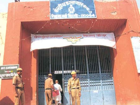 भटकल से भेदभाव पर तिहाड़ जेल को नोटिस