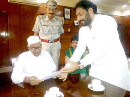 गोपाल कांडा ने मुख्यमंत्री हुड्डा को दिखाया ठेंगा