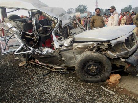 यूपी में मानव रहित क्रासिंग पर मौत का ताड़ंव, 13 बारातियों की दर्दनाक मौत