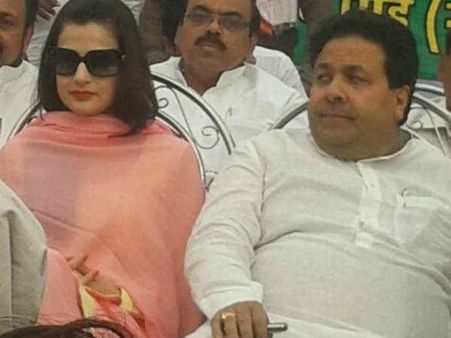 जनता करती रही इंतजार पर राजीव शुक्ला लड़ाते रहे अमीषा पटेल से गप्प