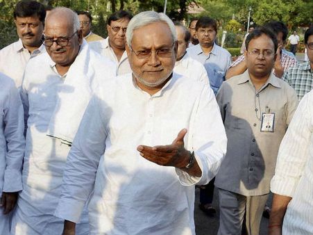 बिहार में असमंजस बरकरार, नीतीश ने सोचने के लिए 1 दिन का वक्त मांगा