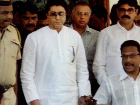 भाई उद्धव की जीत से खुश राज ने भेजा 5 फीट का गुलदस्ता