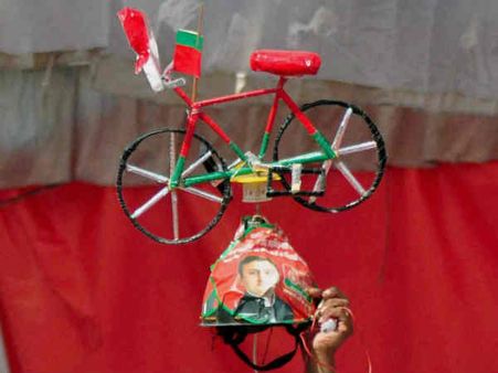 किसी और ने नहीं, अपनों ने पंचर की है सपा की साइकिल