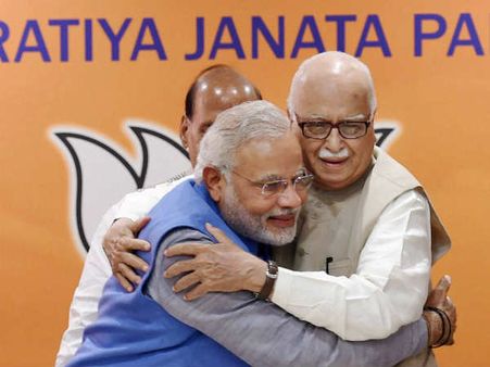 संसद के संट्रल हॉल में रो पड़े नरेंद्र मोदी, आडवाणी की अांखों में भी आंसू