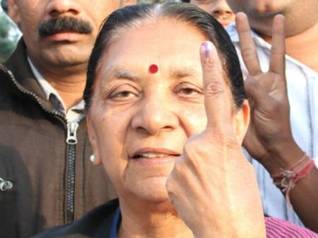 आनंदीबेन ने थामी गुजरात की कमान, नमो को दिलाया भरोसा, ली मुख्‍यमंत्री पद की शपथ