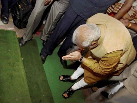 शपथ ग्रहण पर नरेंद्र मोदी बने शरीफ लेकिन नवाज नहीं