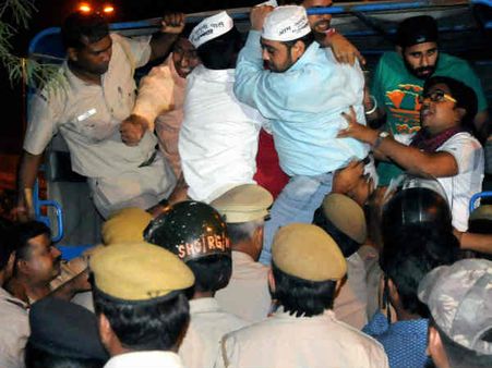 केजरीवाल ने SMS के जरिये तिहाड़ पर बवाल करने के लिये इकठ्ठा किये आप कार्यकर्ता