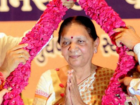 गुजरात की पहली महिला सीएम बनीं आनंदीबेन, आज लेंगी शपथ