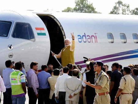 आईपैड और ट्रेडमिल के साथ दिल्‍ली पहुंचे नरेंद्र मोदी