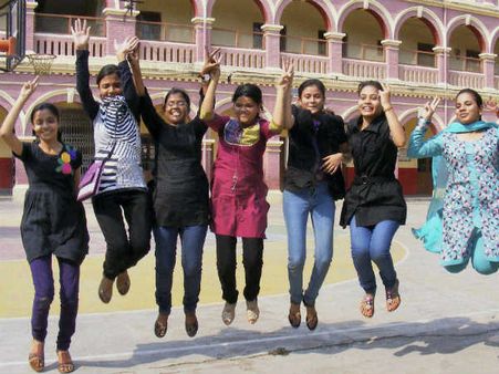 धमाकेदार रहा यूपी बोर्ड इंटरमीडिएट रिजल्‍ट, छा गई छात्राएं