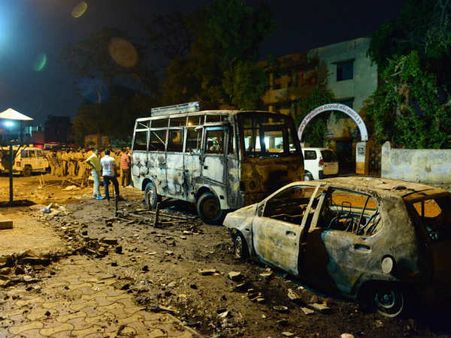 अहमदाबाद में दंगा भड़काने की साजिश, हिंदू-मुस्लिम गुटों में संघर्ष, दर्जनों गाडि़यां स्‍वाहा