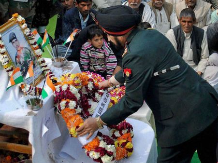 शहीद की विधवा ने किया विरोध, कहा भारत आने से पहले मेरे पति का सिर लाएं नवाज