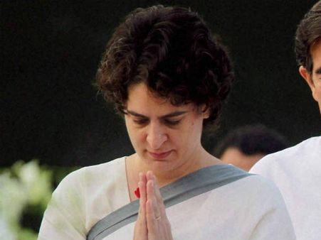 अचानक कश्मीर पहुंची प्रियंका गांधी, किये मां खीरभवानी के दर्शन