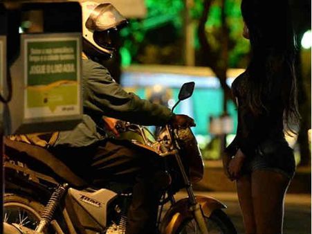 फुटबॉल वर्ल्‍ड कप के लिए तैयार ब्राजील की 10 लाख वेश्‍याएं