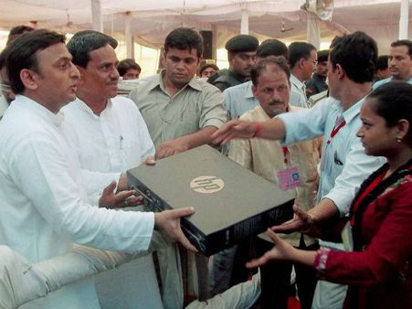 मोदी से डरी सपा सरकार नहीं बांटेगी लैपटॉप!