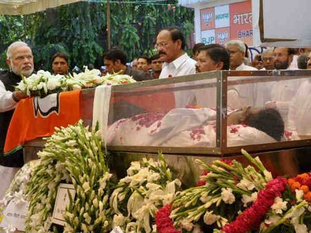 सुख में ही नहीं, दुख में भी मुंडे के साथ दिखा पूरा राजनैत‍िक कुनबा