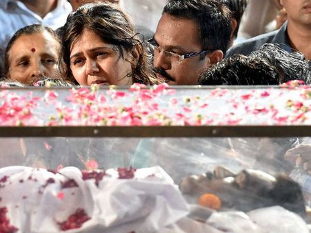 पंचतत्‍व में विलीन हुए गोपीनाथ मुंडे, बेटी पंकजा ने दी मुखाग्नि