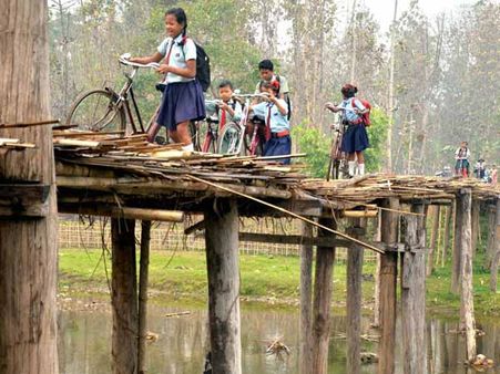 बिहार: कौन ले हेडमास्टर का 'हेडेक', ऐसे ही चलाओ स्कूल