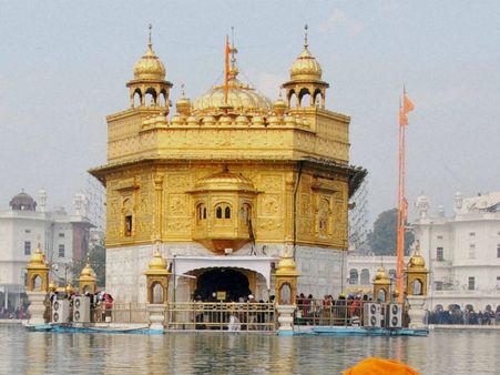 ऑपरेशन ब्‍लू स्‍टार की 30वीं बरसी पर स्‍वर्ण मंदिर में चली तलवारें, 12 जख्मी