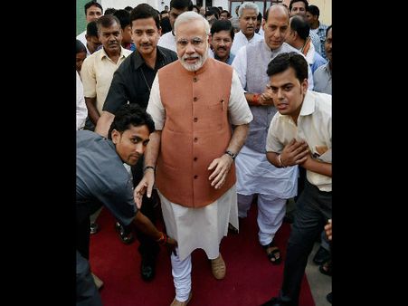 नेताओं की चापलूसी पर मोदी का अटैक, कहा पैर न छूएं सांसद, करें अच्छा काम