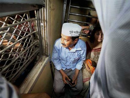 अपने पैरों पर कुल्हाड़ी मारना कोई केजरीवाल से सीखे