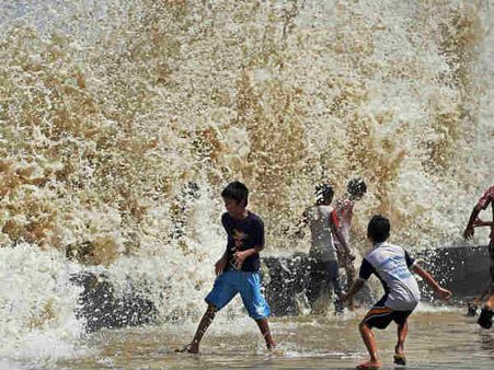 तस्वीरों में हाईटाइड: मुंबई में हलचल, देखें किस तरह उठीं ऊंची लहरें