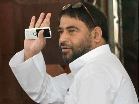 बिहार के दिग्गज साधु यादव के यहां लाखों की चोरी, सोते रहे नेता जी