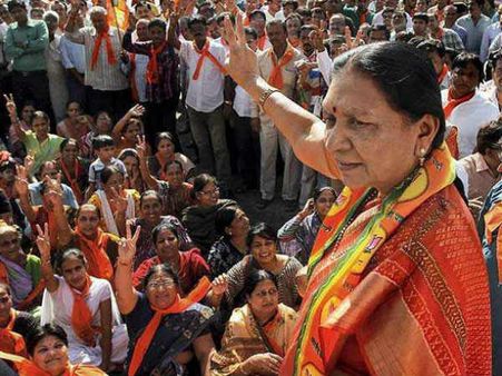 गुजरात की मुख्‍यमंत्री आनंदीबेन ने लड़कों को कहा 'रिजेक्‍टेड माल'