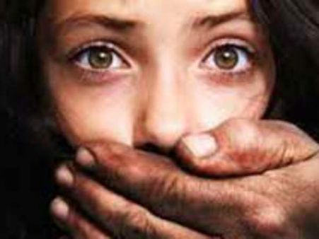 शर्मनाक- 5 वर्ष की उम्र से पिता बेटी को कर रहा वेश्यावृत्ति के लिए तैयार