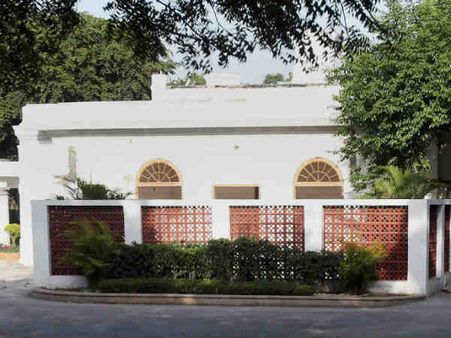 कुर्सी गई लेकिन बंगले में जमे हुए हैं नेताजी
