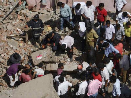 दिल्ली के इंद्रलोक में 3 मंजिला इमारत ढही, 4 लोगों की मौत, कई लोग अब भी फंसे