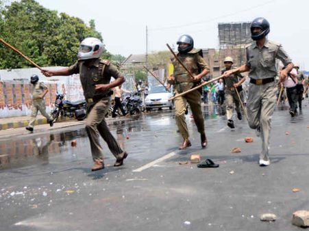 यूपी की राजधानी में बेकाबू हुई ख़ाकी, बीजेपी के शांतिपूर्ण प्रदर्शन पर चले लाठी-पत्थर