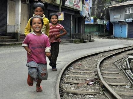कर्नाटक में स्कूल छोड़ रहे हैं बच्चे