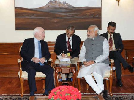 जॉन मैक्‍केन और शेरिल सैंडबर्ग ने की नरेंद्र मोदी से मुलाकात