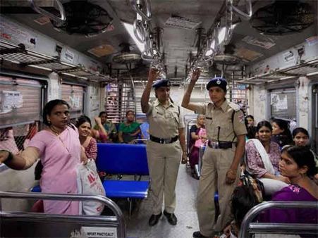 अब 4000 महिला कांस्टेबल करेंगी ट्रेनों में महिलाओं की सुरक्षा