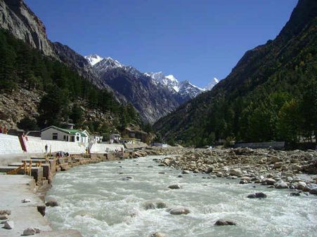 उत्तराखंड में भारी बारिश के चलते चारधाम यात्रा रुकी, गंगोत्री में फंसे बाबा रामदेव