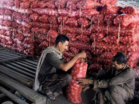 खाने की थाली से उड़ी प्याज, महंगाई डायन ने खाली प्याज