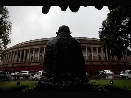 शिवसेना के 11 सांसदों के विरोध में संसद में हंगामा