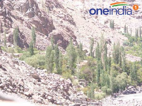 आप चैन से सो सकें इसलिये मिट्टी के बंकर में रात-रात जागते हैं जवान