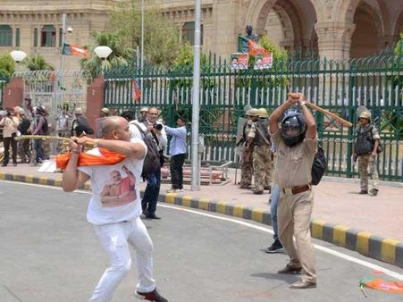 शियाओं का गुस्सा मंत्री के खिलाफ फूटा, उत्तर प्रदेश के बेकाबू हालात